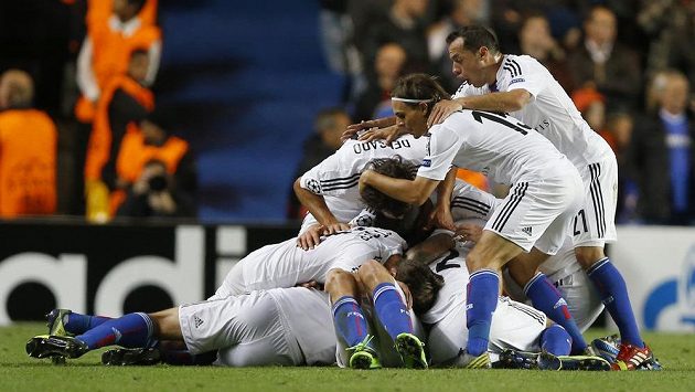 Fotbalisté Basileje se radují z druhého gólu proti Chelsea. Fotbalisté Basileje se radují z druhého gólu proti Chelsea.