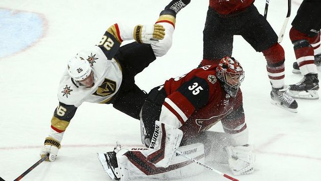 Centr hokejistů Las Vegas Paul Stastny přepadává přes brankáře Arizony Darcyho Kuempera v zápase severoamerické NHL. Centr hokejistů Las Vegas Paul Stastny přepadává přes brankáře Arizony Darcyho Kuempera v zápase severoamerické NHL.