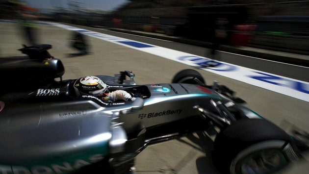 Lewis Hamilton během kvalifikace formule 1 na šanghajskou Velkou cenu. Lewis Hamilton během kvalifikace formule 1 na šanghajskou Velkou cenu.