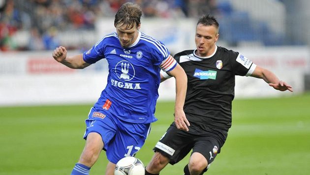 Aleš Škerle z Olomouce (vlevo) a Stanislav Tecl z Plzně bojují o míč. Aleš Škerle z Olomouce (vlevo) a Stanislav Tecl z Plzně bojují o míč.