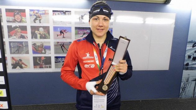 Rychlobruslařka Karolína Erbanová ukazuje bronzovou medaili, kterou si vyjela v závodě na 1000 metrů na MS v Heerenveenu. Rychlobruslařka Karolína Erbanová ukazuje bronzovou medaili, kterou si vyjela v závodě na 1000 metrů na MS v Heerenveenu.