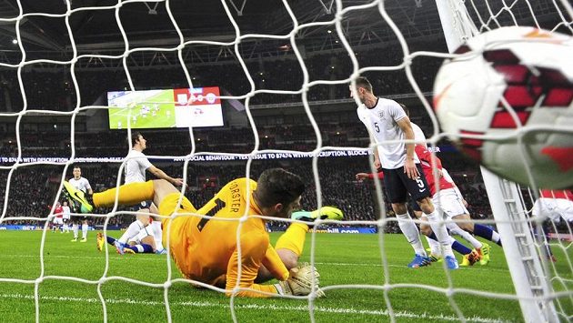 Gól! Chilan Alexis Sánchez (není na fotce) vstřelil první ze svých dvou gólů do sítě anglického brankáře Frasera Forstera. Gól! Chilan Alexis Sánchez (není na fotce) vstřelil první ze svých dvou gólů do sítě anglického brankáře Frasera Forstera.