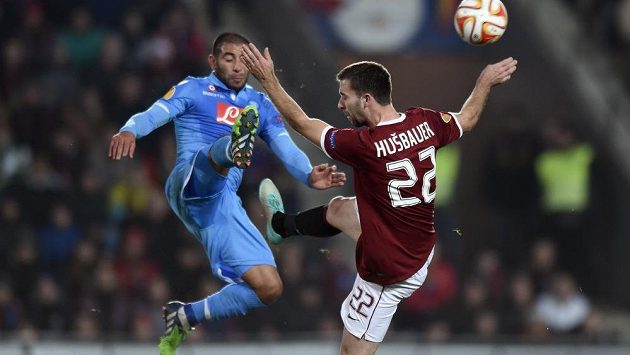 Uruguayský středopolař Walter Gargano z Neapole (v modrém) brání ve střele Josefu Hušbauerovi. Uruguayský středopolař Walter Gargano z Neapole (v modrém) brání ve střele Josefu Hušbauerovi.