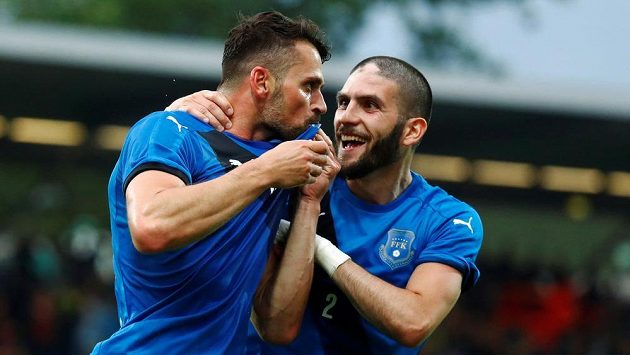 Kosovští fotbalisté Albert Bunjaku (vlevo) a Fanol Perdedaj při nedávném utkání s Faerskými ostrovy. Kosovští fotbalisté Albert Bunjaku (vlevo) a Fanol Perdedaj při nedávném utkání s Faerskými ostrovy.