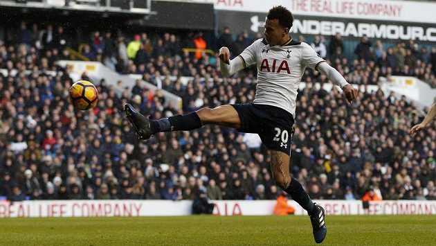 Fotbalista Tottenhamu Dele Alli střílí vítězný gól svého týmu v utkání Premier League proti Evertonu. Tottenham vyhrál 3:2. Fotbalista Tottenhamu Dele Alli střílí vítězný gól svého týmu v utkání Premier League proti Evertonu. Tottenham vyhrál 3:2.