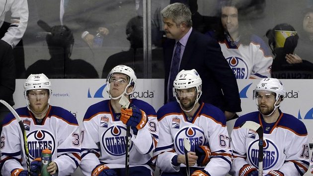 Trenér Edmontonu Todd McLellan na střídačce. Trenér Edmontonu Todd McLellan na střídačce.