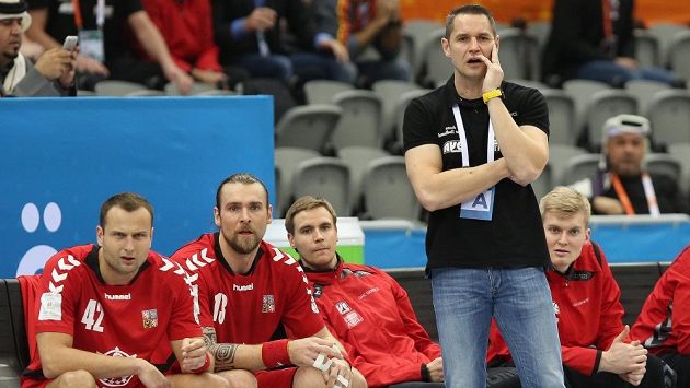 Reprezentační kouč Jan Filip před lavičkou českých házenkářů v utkání s Egyptem. Reprezentační kouč Jan Filip před lavičkou českých házenkářů v utkání s Egyptem.