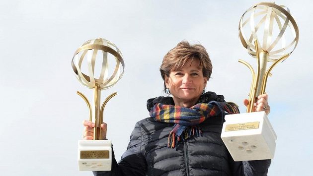 Někdejší biatlonistka Jiřina Pelcová-Adamíčková s trofejí pro vítězku Světového poháru (vpravo). Někdejší biatlonistka Jiřina Pelcová-Adamíčková s trofejí pro vítězku Světového poháru (vpravo).
