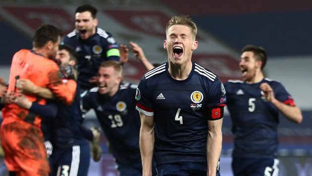 Skotský fotbalista Scott McTominay slaví se spoluhráči v Bělehradu postup na EURO. Skotský fotbalista Scott McTominay slaví se spoluhráči v Bělehradu postup na EURO.