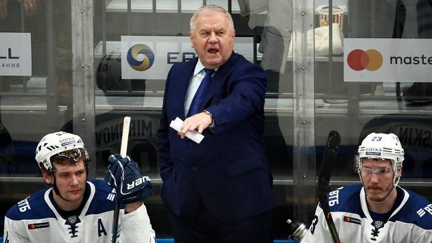 Trenér Dynama Moskva Vladimír Krikunov. Vpravo pod ním jeho svěřenec Dmitrij Jaškin. Trenér Dynama Moskva Vladimír Krikunov. Vpravo pod ním jeho svěřenec Dmitrij Jaškin.