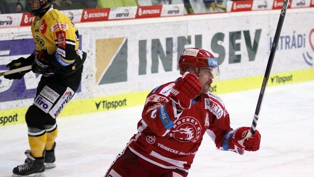 Jakub Petružálek z Třince se raduje z gólu na ledě Litvínova Jakub Petružálek z Třince se raduje z gólu na ledě Litvínova