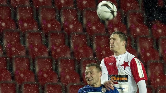 Milan Škoda (nahoře vpravo) z pražské Slavie v hlavičkovém souboji s brněnským útočníkem Karlem Kroupou. Přihlíží záložník červenobílých Marcel Gecov (dole vpravo). Milan Škoda (nahoře vpravo) z pražské Slavie v hlavičkovém souboji s brněnským útočníkem Karlem Kroupou. Přihlíží záložník červenobílých Marcel Gecov (dole vpravo).