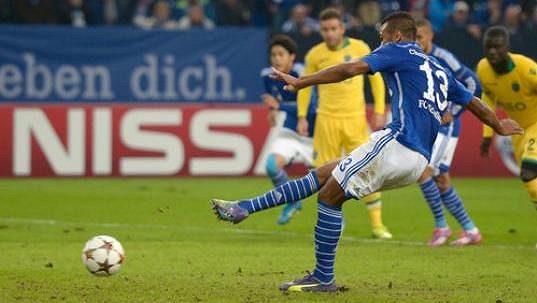 Eric Maxim Choupo-Moting ze Schalke proměňuje pokutový kop v nastavení zápasu se Sportingem Lisabon. Eric Maxim Choupo-Moting ze Schalke proměňuje pokutový kop v nastavení zápasu se Sportingem Lisabon.