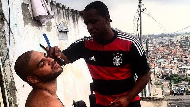 Adriano (vlevo) ve favelách v Riu. Adriano (vlevo) ve favelách v Riu.
