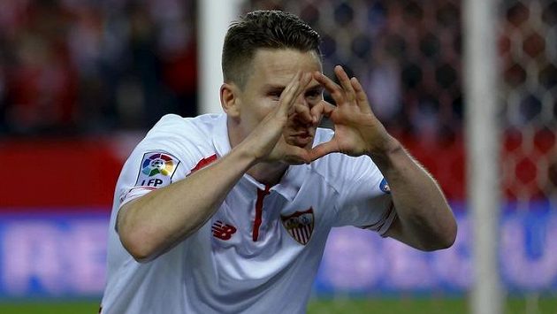 Útočník Sevilly Kevin Gameiro slaví gól proti Celtě Vigo v úvodním semifinále Španělského poháru. Útočník Sevilly Kevin Gameiro slaví gól proti Celtě Vigo v úvodním semifinále Španělského poháru.