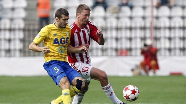 Teplický Admir Ljevakovič (vlevo) v souboji s žižkovským Richardem Kalodem. Teplický Admir Ljevakovič (vlevo) v souboji s žižkovským Richardem Kalodem.