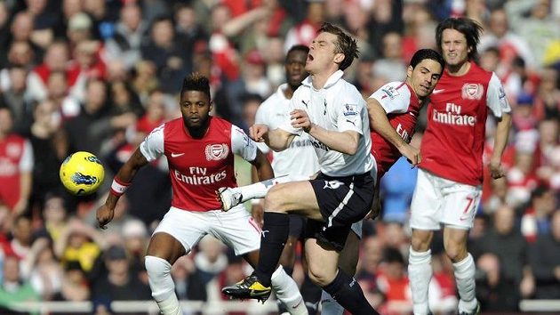 Tomáš Rosický (vpravo) přihlíží souboji spoluhráče Mikela Artety se Scottem Parkerem z Tottenhamu. Tomáš Rosický (vpravo) přihlíží souboji spoluhráče Mikela Artety se Scottem Parkerem z Tottenhamu.
