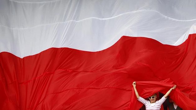 Příznivci fotbalistů Polska jsou připraveni v duelu s českým týmem rozvinout obří státní vlajku Příznivci fotbalistů Polska jsou připraveni v duelu s českým týmem rozvinout obří státní vlajku