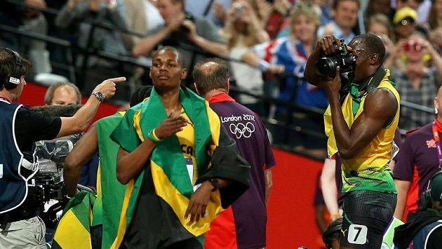 Usain Bolt (vpravo) fotografuje Usain Bolt (vpravo) fotografuje