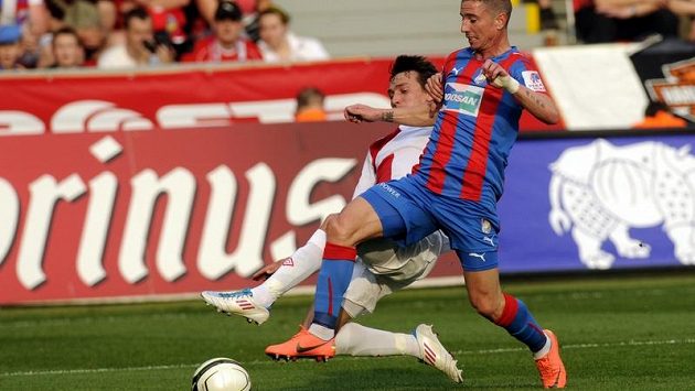 Milan Petržela z Plzně (vpravo) a Vitali Trubila ze Slavie Milan Petržela z Plzně (vpravo) a Vitali Trubila ze Slavie