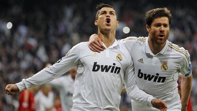 Cristiano Ronaldo oslavuje se spoluhráčem Xabim Alonsem mistrovský titul. Cristiano Ronaldo oslavuje se spoluhráčem Xabim Alonsem mistrovský titul.