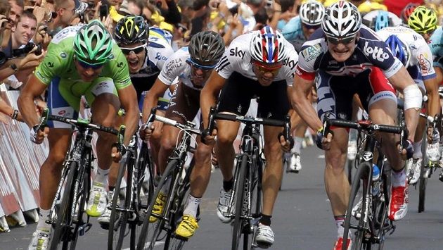 V dramatickém dojezdu třinácté etapy Tour de France měl navrch Němec Greipel (vpravo), Slovák Sagan (vlevo v zeleném) skončil ve spurtu druhý. V dramatickém dojezdu třinácté etapy Tour de France měl navrch Němec Greipel (vpravo), Slovák Sagan (vlevo v zeleném) skončil ve spurtu druhý.
