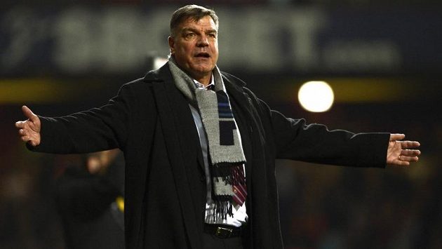 Kouč West Hamu Sam Allardyce nechápal metr rozhodčího Phila Dowda v utkání proti Manchesteru United. Kouč West Hamu Sam Allardyce nechápal metr rozhodčího Phila Dowda v utkání proti Manchesteru United.