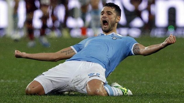 Antonio Candreva z Lazia se raduje ze vstřelení gólu do sítě AS Řím. Antonio Candreva z Lazia se raduje ze vstřelení gólu do sítě AS Řím.