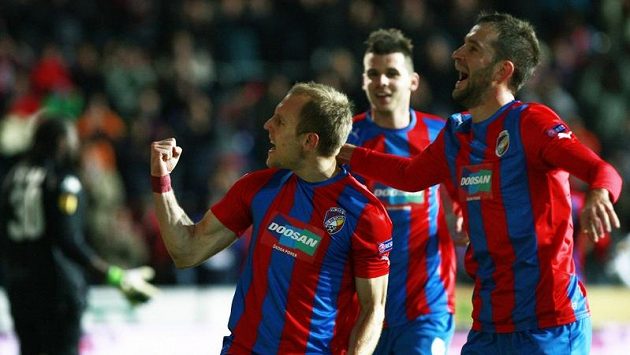 Plzeňský Daniel Kolář (vlevo), Marek Bakoš a spol. jsou v ráži... Plzeňský Daniel Kolář (vlevo), Marek Bakoš a spol. jsou v ráži...