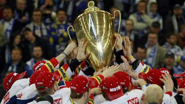 Úřadující mistr bez play-off? Podle hokejových expertů se to nestane, přestože Pardubice nyní alespoň na předkolo ztrácejí pět bodů. Úřadující mistr bez play-off? Podle hokejových expertů se to nestane, přestože Pardubice nyní alespoň na předkolo ztrácejí pět bodů.