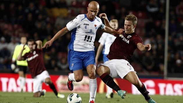 Opora Baníku Ostrava Martin Lukeš (vlevo) prodloužila smlouvu o další rok. Opora Baníku Ostrava Martin Lukeš (vlevo) prodloužila smlouvu o další rok.