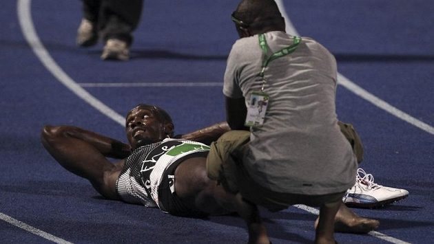 Usain Bolt se záhy po doběhu jamajské kvalifikace nechal ošetřit. Usain Bolt se záhy po doběhu jamajské kvalifikace nechal ošetřit.