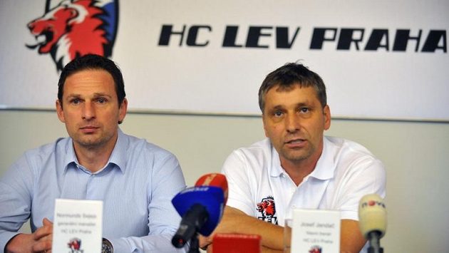 Generální manažer Lva Praha Normunds Sejejs a hlavní trenér Josef Jandač. Generální manažer Lva Praha Normunds Sejejs a hlavní trenér Josef Jandač.