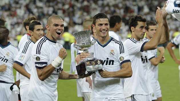 Fotbalisté Realu Madrid se radují z poháru. Fotbalisté Realu Madrid se radují z poháru.