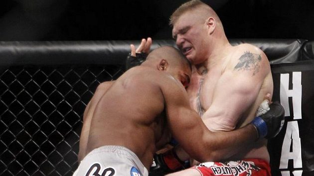 Brock Lesnar (vpravo) a Alistair Overeem během zápasu v Las Vegas. Brock Lesnar (vpravo) a Alistair Overeem během zápasu v Las Vegas.