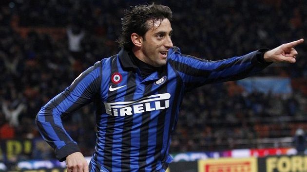 Diego Milito, argentinský útočník Interu Milán, slaví své trefy v duelu s Parmou. Diego Milito, argentinský útočník Interu Milán, slaví své trefy v duelu s Parmou.