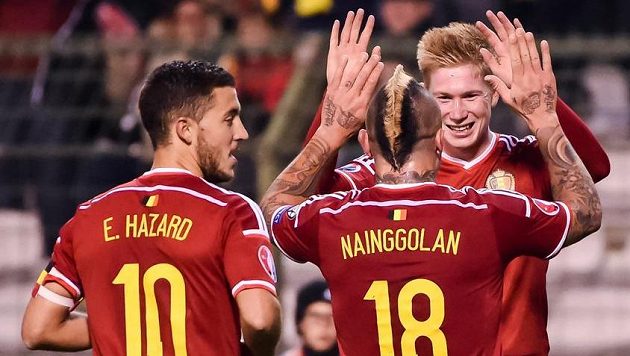 Belgičtí fotbalisté (zleva) Eden Hazard, Radja Nainggolan a Kevin De Bruyne se radují z postupu na EURO 2016. Belgičtí fotbalisté (zleva) Eden Hazard, Radja Nainggolan a Kevin De Bruyne se radují z postupu na EURO 2016.