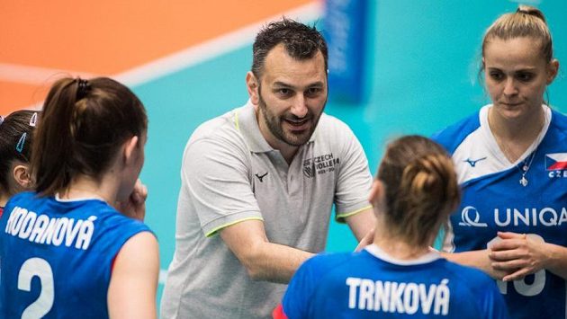 České volejbalistky na evropském šampionátu v Bulharsku skončily v osmifinále, do boje je vedl řecký trenér Jannis Athanasopulos. České volejbalistky na evropském šampionátu v Bulharsku skončily v osmifinále, do boje je vedl řecký trenér Jannis Athanasopulos.