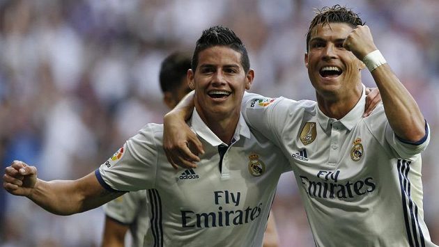 Cristiano Ronaldo (vpravo) přišel do Realu Madrid z Old Trafford. James Rodríguez (vlevo) zvolí opačný postup... Cristiano Ronaldo (vpravo) přišel do Realu Madrid z Old Trafford. James Rodríguez (vlevo) zvolí opačný postup...
