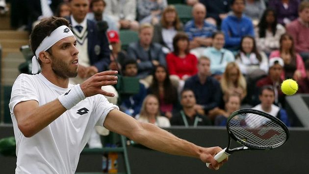 Jiří Veselý během zápasu s Tomášem Berdychem v osmifinále Wimbledonu. Jiří Veselý během zápasu s Tomášem Berdychem v osmifinále Wimbledonu.