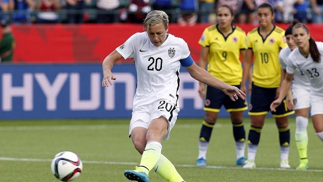 Americká fotbalistka Abby Wambachová (20) při penaltě proti Kolumbii na MS v edmontonu. Americká fotbalistka Abby Wambachová (20) při penaltě proti Kolumbii na MS v edmontonu.