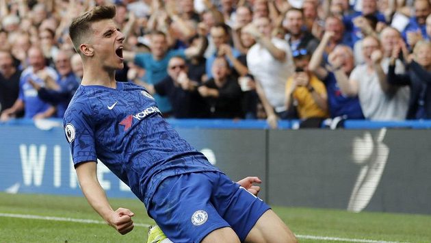 Fotbalista Chelsea Mason Mount slaví gól proti Leicesteru City. Fotbalista Chelsea Mason Mount slaví gól proti Leicesteru City.
