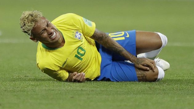Brazilská superhvězda Neymar se svíjí v bolestech na zemi. Brazilská superhvězda Neymar se svíjí v bolestech na zemi.