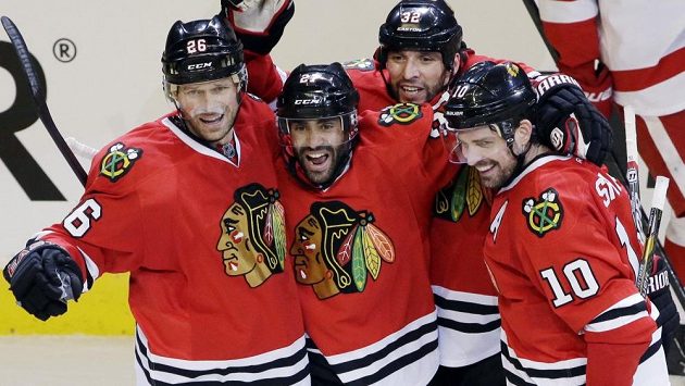 Hokejisté Chicaga (zleva) Michal Handzuš, Johnny Oduya, Michal Rozsíval a Patrick Sharp slaví. Hokejisté Chicaga (zleva) Michal Handzuš, Johnny Oduya, Michal Rozsíval a Patrick Sharp slaví.