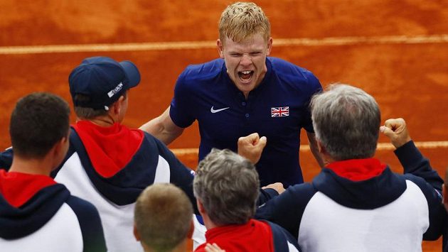 Britský tenista Kyle Edmund (vzadu) slaví s ostatními členy týmu postup do semifinále Davisova poháru. Britský tenista Kyle Edmund (vzadu) slaví s ostatními členy týmu postup do semifinále Davisova poháru.