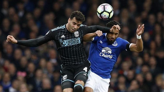 Ashley Williams (vpravo) z Evertonu v souboji s Halem Robsonem Kanu z WBA. Ashley Williams (vpravo) z Evertonu v souboji s Halem Robsonem Kanu z WBA.