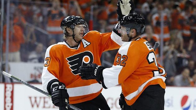 Jakub Voráček (vlevo) a Švýcar Mark Streit se radují z gólu v přípravném duelu před startem NHL proti Washingtonu Capitals. Jakub Voráček (vlevo) a Švýcar Mark Streit se radují z gólu v přípravném duelu před startem NHL proti Washingtonu Capitals.