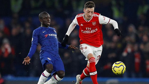 Mesut Özil (vpravo) z Arsenalu a N'Golo Kante z Chelsea. Mesut Özil (vpravo) z Arsenalu a N'Golo Kante z Chelsea.