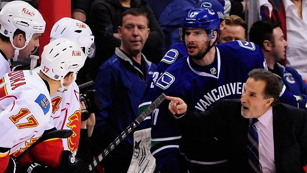 Rozčílený trenér Vancouveru John Tortorella během zápasu s Calgary. Rozčílený trenér Vancouveru John Tortorella během zápasu s Calgary.