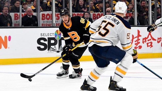 Bostonský David Pastrnak (88) a Rasmus Ristolainen (55) z Buffala. Bostonský David Pastrnak (88) a Rasmus Ristolainen (55) z Buffala.